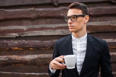 Yakışıklı adam, izole beyaz arka plan üzerinde beyaz bir kupa. Metin için yeterince boş alana