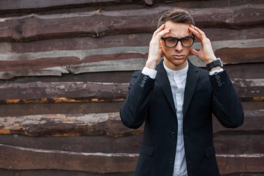 Adam poz, düşünüyor, düşünüyor ya da rüyalar. Adam nasıl bir seçim yapmak düşünüyor