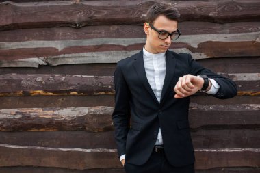 Adam saatine görünüyor. Ahşap arka plan üzerinde izole kitap okuma çocuk. Kitap, izole arka plan metni yapıştırmak