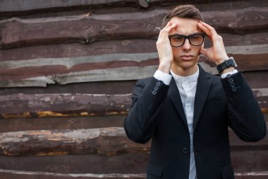 Ahşap arka plan üzerinde izole kitap okuma çocuk. Kitap, izole arka plan metni yapıştırmak