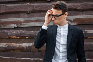 Ahşap arka plan üzerinde izole kitap okuma çocuk. Kitap, izole arka plan metni yapıştırmak