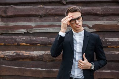 Ahşap arka plan üzerinde izole kitap okuma çocuk. Kitap, izole arka plan metni yapıştırmak