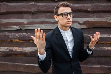 ahşap duvara poz yakışıklı genç 