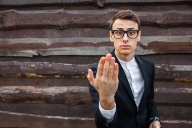 ahşap duvara poz yakışıklı genç 