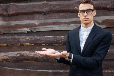 ahşap duvara poz yakışıklı genç 