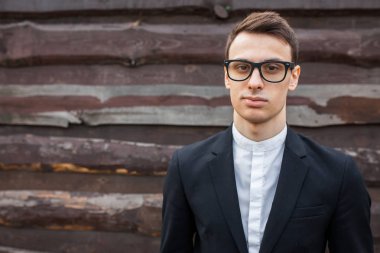 ahşap duvara poz yakışıklı genç 