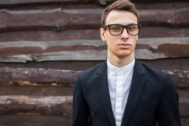 ahşap duvara poz yakışıklı genç 