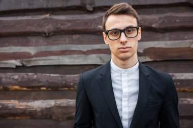 ahşap duvara poz yakışıklı genç 