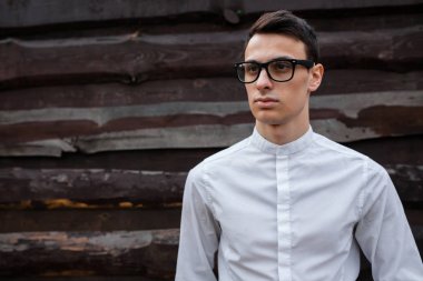 ahşap duvara poz yakışıklı genç 