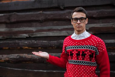 Noel kazağı ahşap duvar arka planda adam portresi. Fotoğraf için izole yer