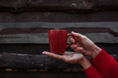 Noel ve yeni yıl, adam bir kahve fincanı tutar