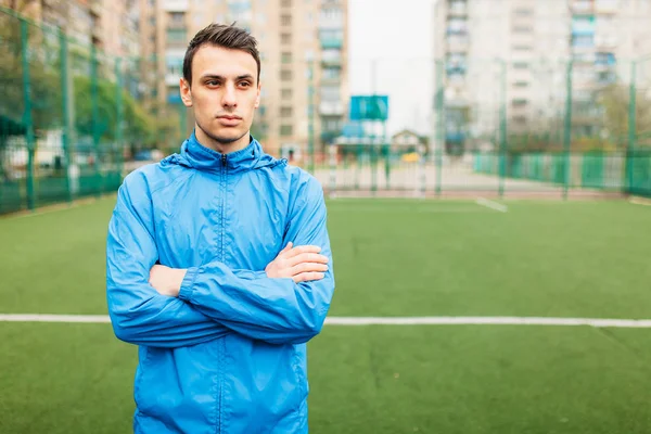 Genç bir adam giriyor spor, portre, spor giyim yakışıklı adam. Adam inşaat içinde açık, taze soluduğumuz hava.