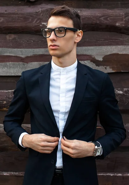 Elegante Hombre Traje Clásico Posando Cerca Pared Madera Estilo Negocio —  Fotos de Stock