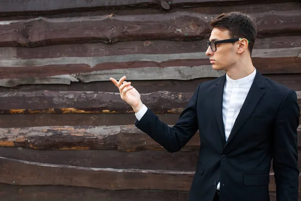 ahşap duvara poz yakışıklı genç 