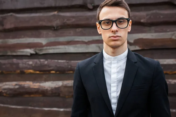 Elegante Hombre Traje Clásico Posando Cerca Pared Madera Estilo Negocio — Foto de Stock