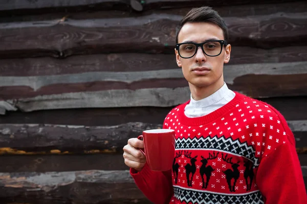 Ritratto Ragazzo Maglione Natale Che Beve Caffè Uno Sfondo Parete — Foto Stock