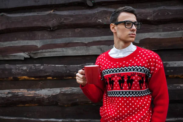 Ritratto Ragazzo Maglione Natale Che Beve Caffè Uno Sfondo Parete — Foto Stock