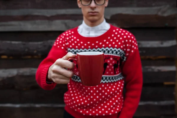 Ritratto Ragazzo Maglione Natale Che Beve Caffè Uno Sfondo Parete — Foto Stock