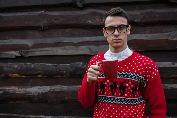 Ritratto Ragazzo Maglione Natale Che Beve Caffè Uno Sfondo Parete — Foto Stock