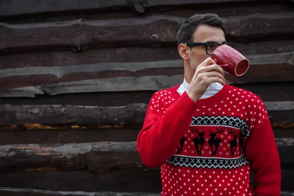 Ritratto Ragazzo Maglione Natale Che Beve Caffè Uno Sfondo Parete — Foto Stock