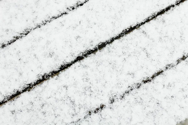 Деревянный фон со снегом. Снег на заднем плане — стоковое фото