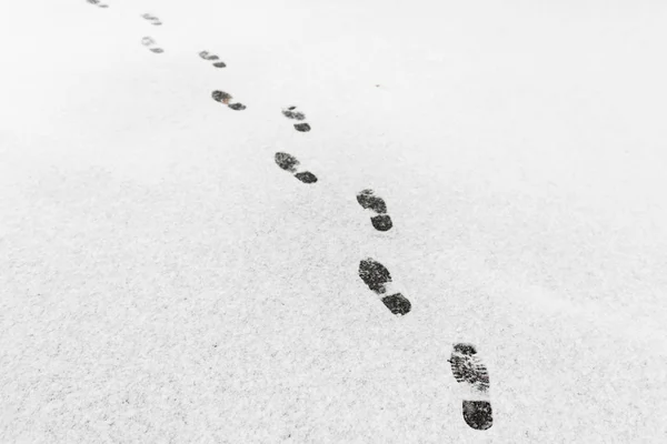 Человек шел, оставил следы на снегу. — стоковое фото
