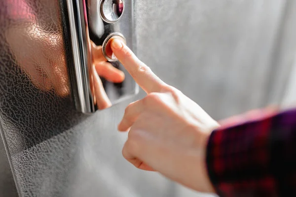 Pollice Preme Pulsante Elevator Una Mano Che Raggiunge Pulsante Ragazza — Foto Stock