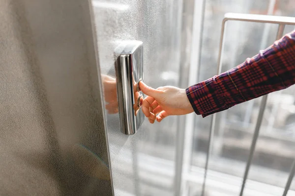 Pollice Preme Pulsante Elevator Una Mano Che Raggiunge Pulsante Ragazza — Foto Stock