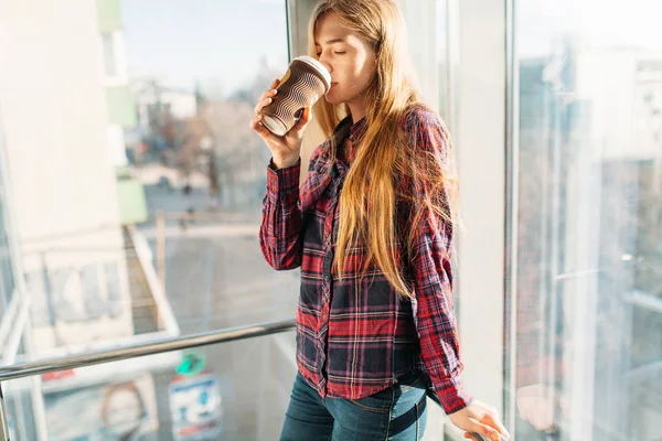 Jovem Menina Bonita Beber Café Uma Mulher Prédio Escritórios Sol — Fotografia de Stock