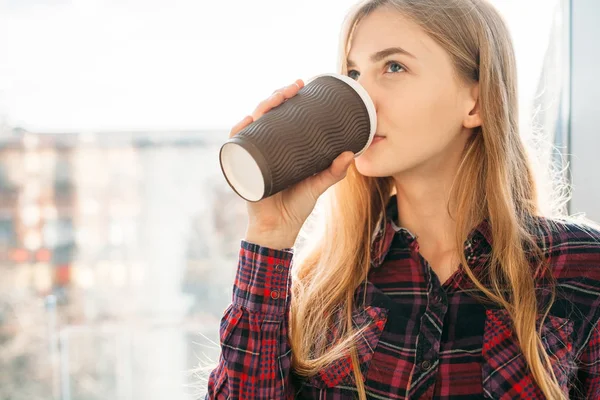 Jovem Menina Bonita Beber Café Uma Mulher Prédio Escritórios Sol — Fotografia de Stock