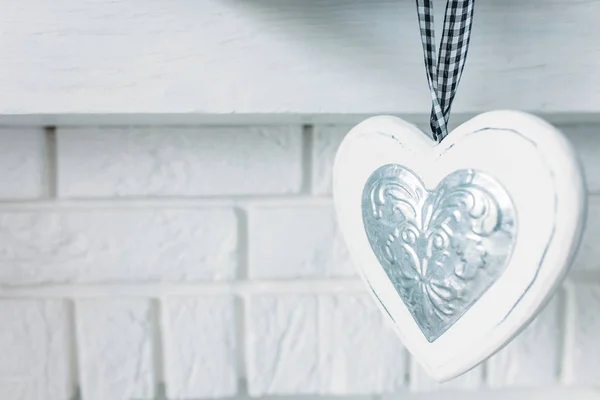 Hermoso corazón blanco, colgado en un fondo decorativo para el día de San Valentín — Foto de Stock