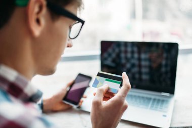 Kredi kartı ödemeleri Internet'te Internet üzerinde öğe bulma ile genç adam