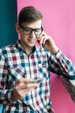 Kredi kartı ödemeleri Internet'te Internet üzerinde öğe bulma ile genç adam