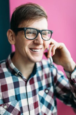 portre yakışıklı delikanlı, olumlu gülümseyen, iyi bir ruh hali