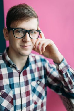 portre yakışıklı delikanlı, olumlu gülümseyen, iyi bir ruh hali