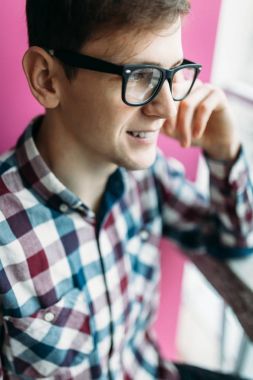 portre yakışıklı delikanlı, olumlu gülümseyen, iyi bir ruh hali