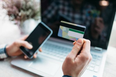 Kredi kartı ödemeleri Internet'te Internet üzerinde öğe bulma ile genç adam