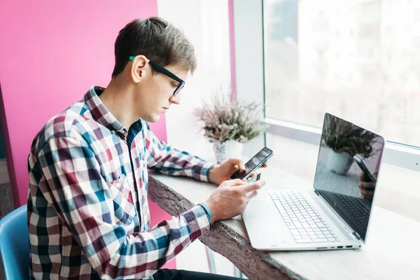 Joven con pagos con tarjeta de crédito a través de Internet, encontrando el artículo en Internet — Foto de Stock