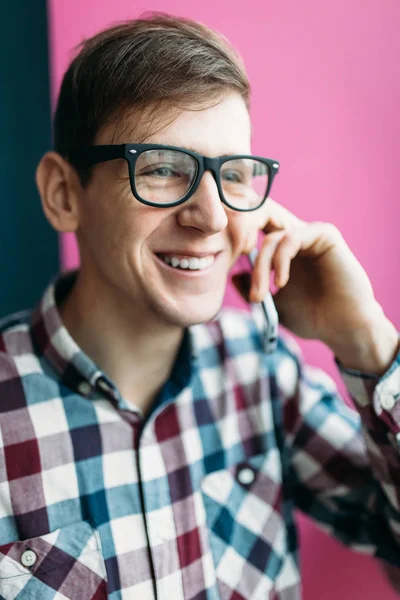 portre yakışıklı delikanlı, olumlu gülümseyen, iyi bir ruh hali