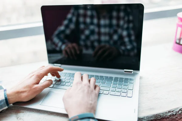 Manos de cerca, escribiendo en el teclado del ordenador portátil — Foto de Stock