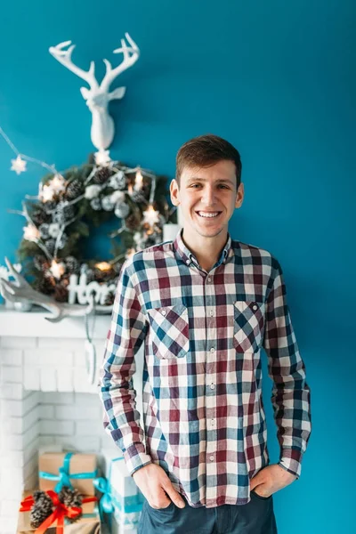 Красивий портрет чоловіка, в сорочці, Різдвяні студії, Різдвяний вечір — стокове фото