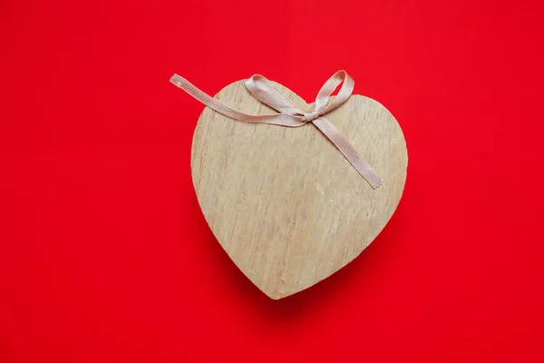 Valentýn dárek pro druhé pololetí, romantické fotografie, dřevěné srdce na červeném pozadí, vhodné pro vkládání textu, — Stock fotografie