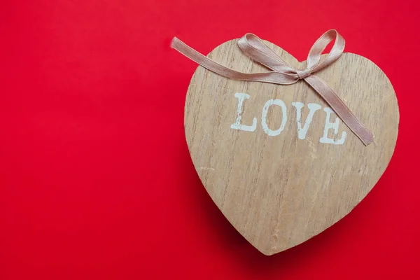 Aftelkalender voor Valentijnsdag gift voor de tweede helft, een romantische foto, een houten hart op een rode achtergrond, geschikt voor tekst invoegen, — Stockfoto