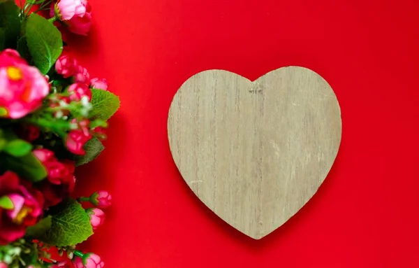 Aftelkalender voor Valentijnsdag gift voor de tweede helft, een boeket bloemen, een romantische foto, een houten hart op een rode achtergrond, achtergrond geschikt voor reclame, invoegen tekst — Stockfoto
