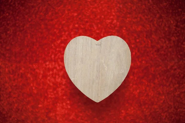 Um fundo vermelho espumante, strass, presente do Dia dos Namorados para a segunda metade, uma foto romântica, um coração de madeira em um fundo vermelho, adequado para inserção de texto — Fotografia de Stock