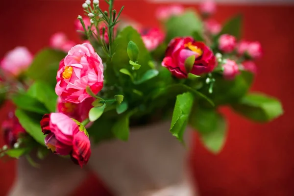 Día de San Valentín, florista mujer paquetes de un ramo de flores de rosas en una envoltura de papel con un arco en la mesa de madera, adecuado para la publicidad , — Foto de Stock