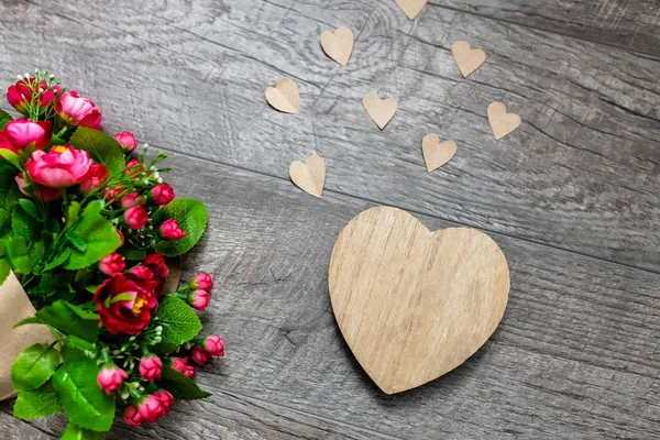 ahşap kalp ve bir buket gül, Sevgililer günü, aşk, romantik Fotoğraflar, romantik buket kalpleri ve hediyeler, reklam için uygun