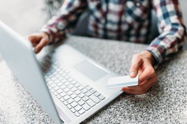 Eller yakın çekim, erkek bir dizüstü bilgisayar, kredi kartı alışveriş Internet üzerinden yapmak