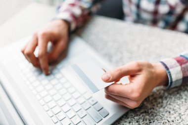 Eller yakın çekim, erkek bir dizüstü bilgisayar, kredi kartı alışveriş Internet üzerinden yapmak