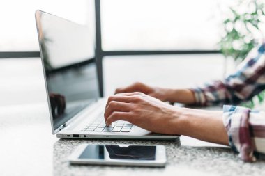 Bir dizüstü bilgisayar ile bir kafede dizüstü bilgisayar, iş arama, iş online, yazarak Closeup erkek kol,